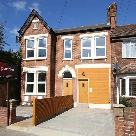 Luxury 5 Star - Parking, Garden, Nr Greater Metro Stations Lägenhet London