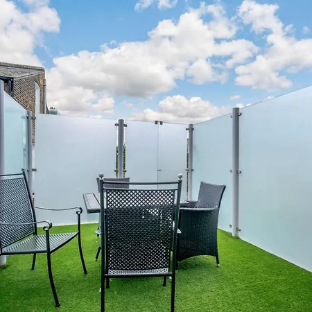 Apartment Between The Commons London
