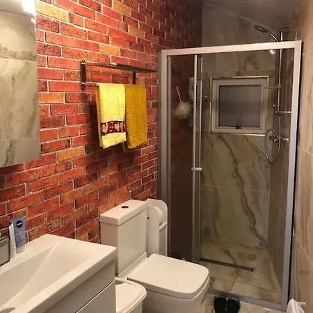 Cheerful 4 Bedroom House With Garden Free Parking *
