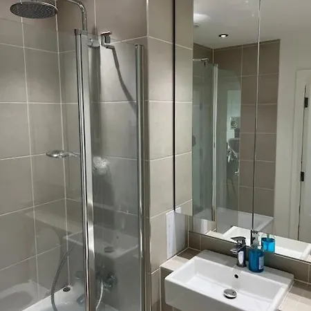 Modern 1-bedroom In Docklands Apartment