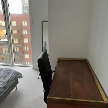 Modern 1-bedroom In Docklands