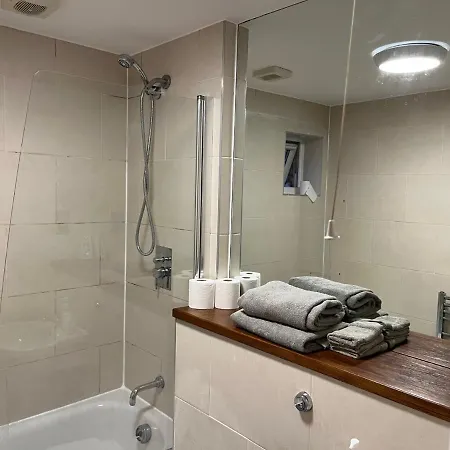 Three Bedroom House In Tooting By Star London