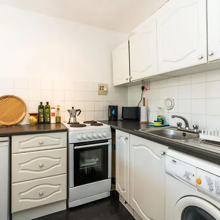 Bright Cosy Close To Apartment London