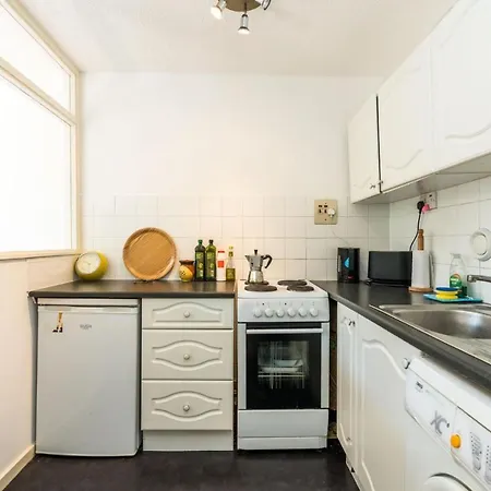 Bright Cosy Close To