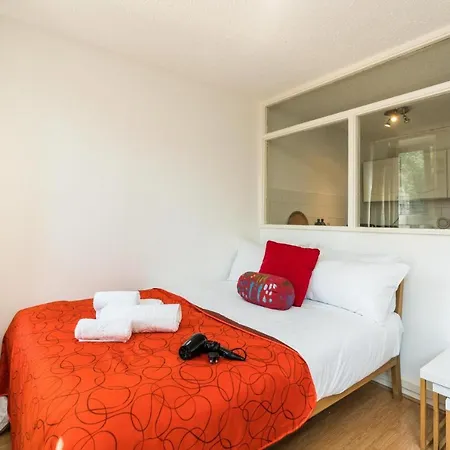 Bright Cosy Close To Apartment