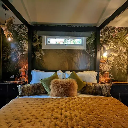 Tulana Taggs - Floating On Idyllic Island Botel