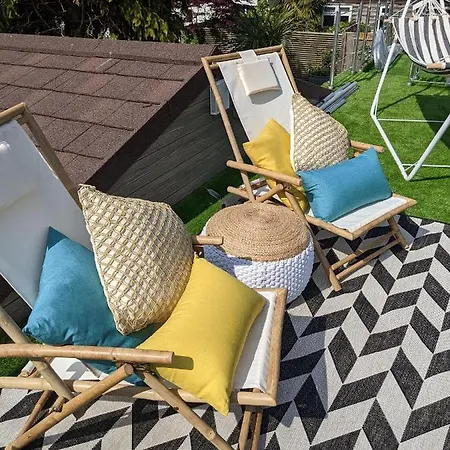 Tulana Taggs - Floating On Idyllic Island Hampton Hill