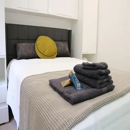 Apartment Phaedrus Living: Center Luxury Flat Clarewood *