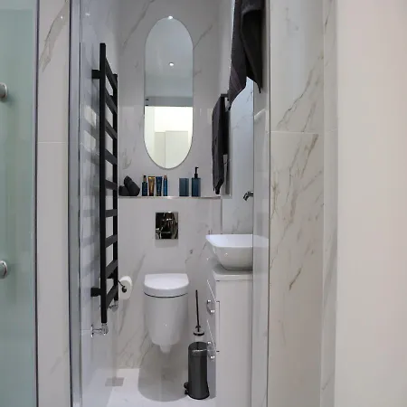 Phaedrus Living: Center Luxury Flat Clarewood London