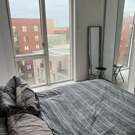 Modern 1-bedroom In Docklands *
