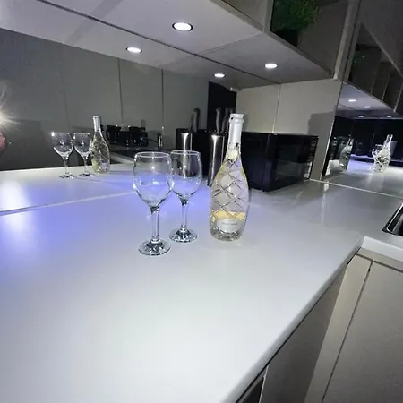 Luxurious Dlr Apartment