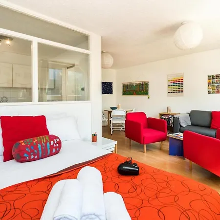 Bright Cosy Close To Apartment London