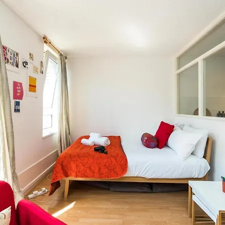 Bright Cosy Close To Apartment