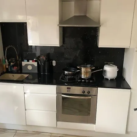 Cheerful 4 Bedroom House With Garden Free Parking Holiday home London