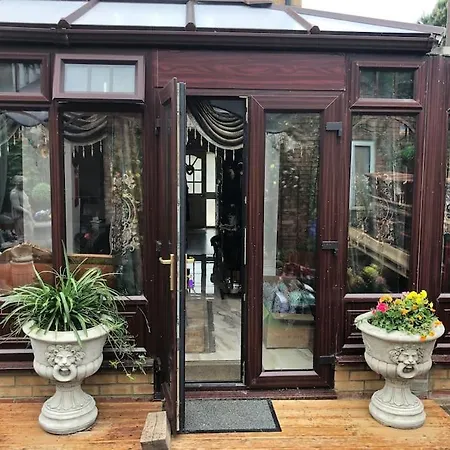 Holiday home Cheerful 4 Bedroom House With Garden Free Parking