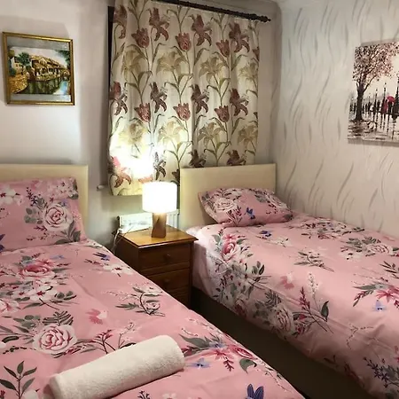 Cheerful 4 Bedroom House With Garden Free Parking *