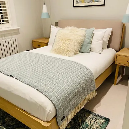 Magnificent House For 6 In Fulham With Back Garden Holiday home