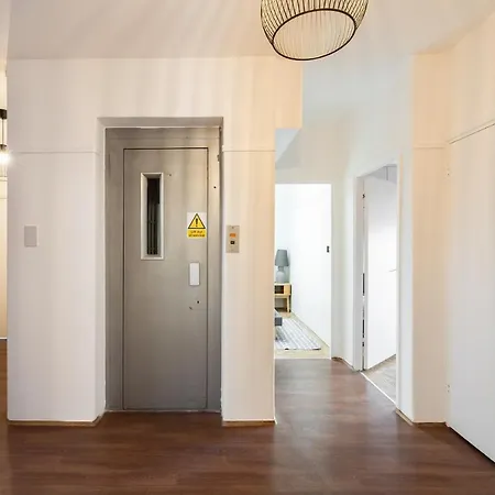 The West End Penthouse - 4bdr With Views Apartment *
