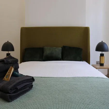Apartment Phaedrus Living: Center Luxury Flat Clarewood *