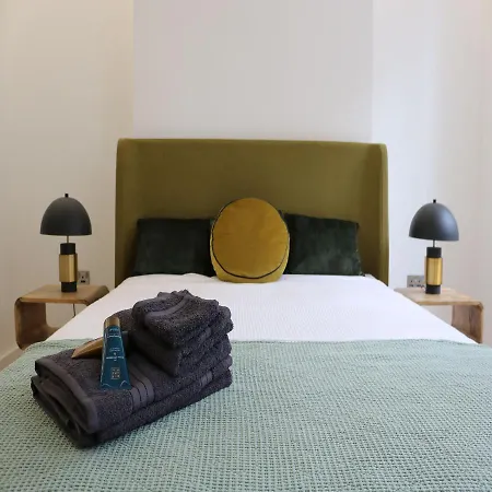 Phaedrus Living: Center Luxury Flat Clarewood *