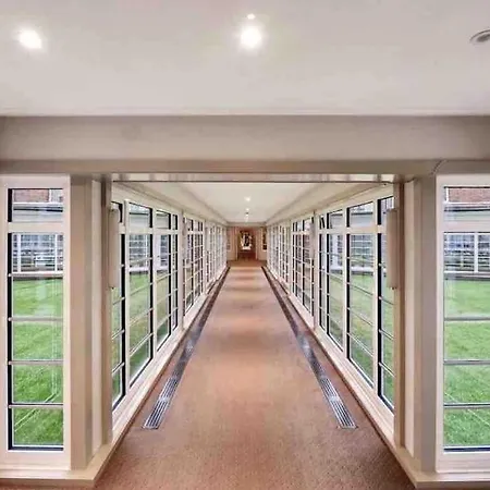 King-sized Studio, 6th Floor + Lift, Regent's Park *
