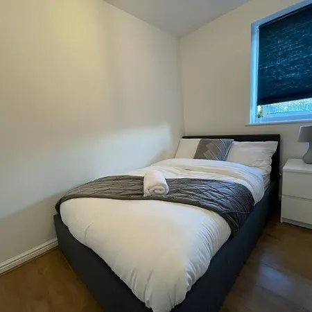 Lovely 2-bed Flat Along The River Thames Apartment *