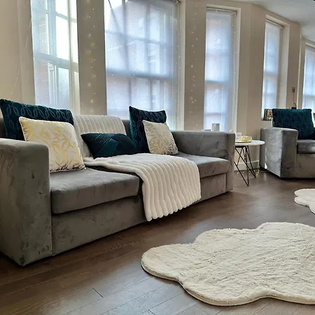 1 Spacious Luxury Bedroom Flat On Oxford St, Next To Selfridges London