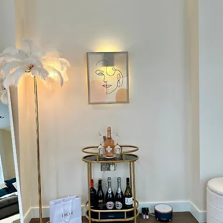 1 Spacious Luxury Bedroom Flat On Oxford St, Next To Selfridges Apartment London