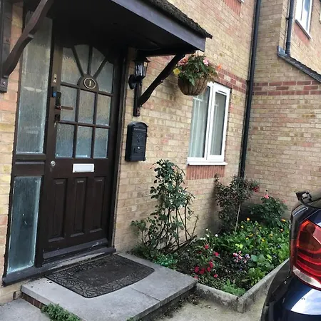 Cheerful 4 Bedroom House With Garden Free Parking