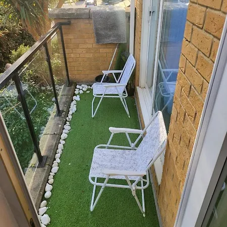 Apartment Lovely 2-bedroom With Free Wifi London