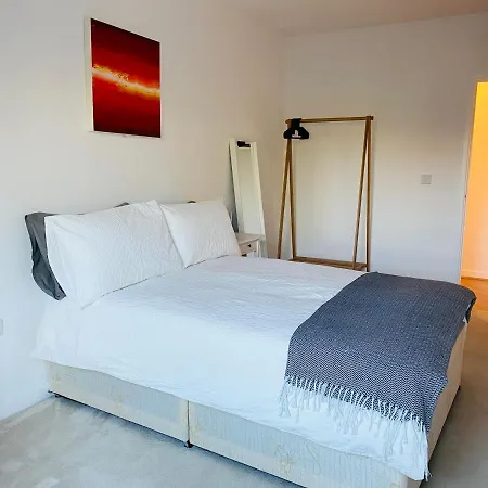 Spacious Two Bedroom In Balham Apartment *
