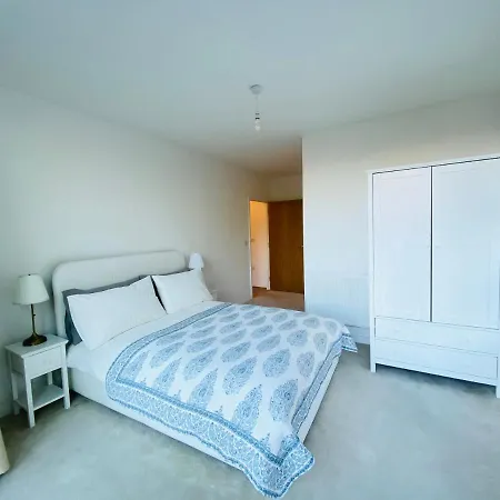 Spacious Two Bedroom In Balham London