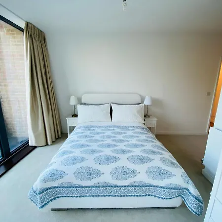 Spacious Two Bedroom In Balham