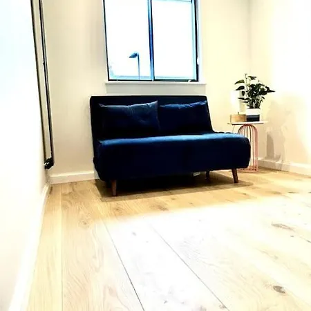 Apartment Newly Renovated Modern 2 Bedroom Flat In West *