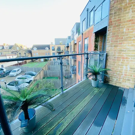 Spacious Two Bedroom In Balham London