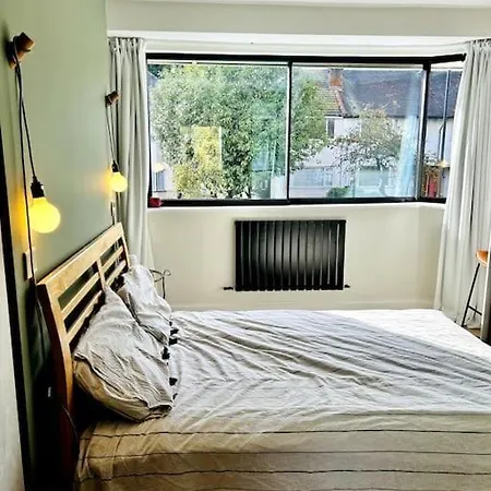 Apartment Newly Renovated Modern 2 Bedroom Flat In West