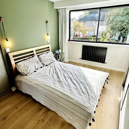 Apartment Newly Renovated Modern 2 Bedroom Flat In West