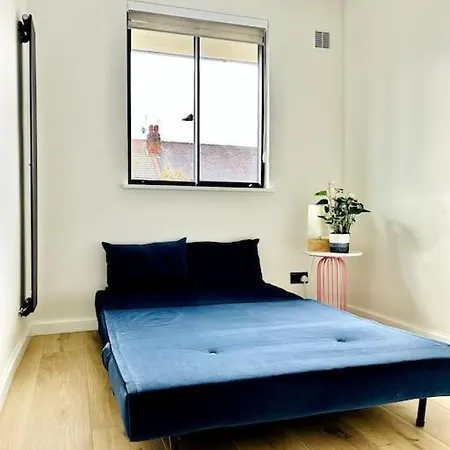 Newly Renovated Modern 2 Bedroom Flat In West Apartment London
