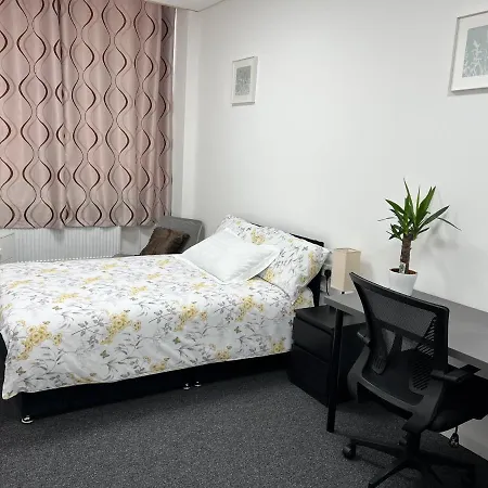 Mj - Entire Serviced For 6 Guests - Next To Tube Station Skyline View - Hotel London