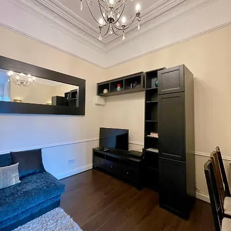 Live In Kensington Apartment