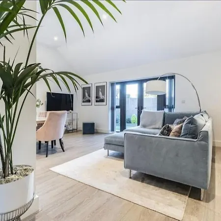 2 - Bedroom Bungalow - Free Gated Parking * Sidcup
