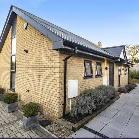 2 - Bedroom Bungalow - Free Gated Parking Holiday home