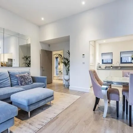 2 - Bedroom Bungalow - Free Gated Parking *