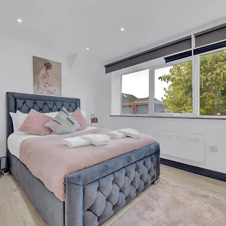 Heathrow Stays - Fawns Manor *