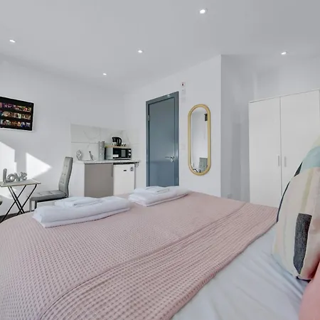 Heathrow Stays - Fawns Manor * Hillingdon