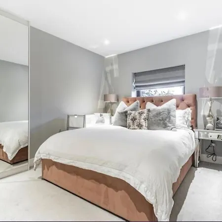 2 - Bedroom Bungalow - Free Gated Parking *