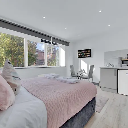 Heathrow Stays - Fawns Manor Guest house Hillingdon
