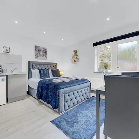 Heathrow Stays - Fawns Manor *