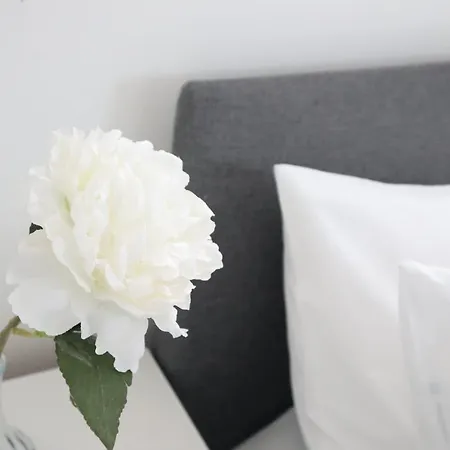 Twelve Thirty Serviced - Balham Apartment *
