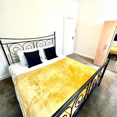 Spacious 3 Bed Flat Close To Central Apartment *